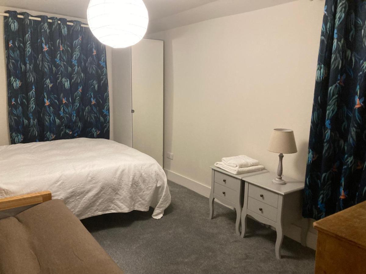 Beautiful 1-Bed Studio In Лондон Екстериор снимка